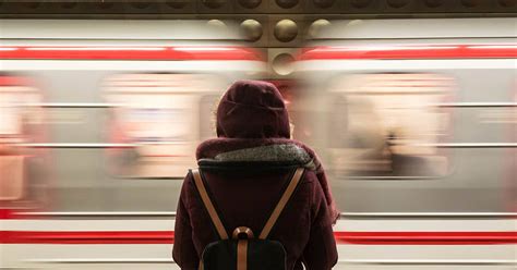 電車通勤 ストレス：宇宙の果てまで運ばれる日常の重荷